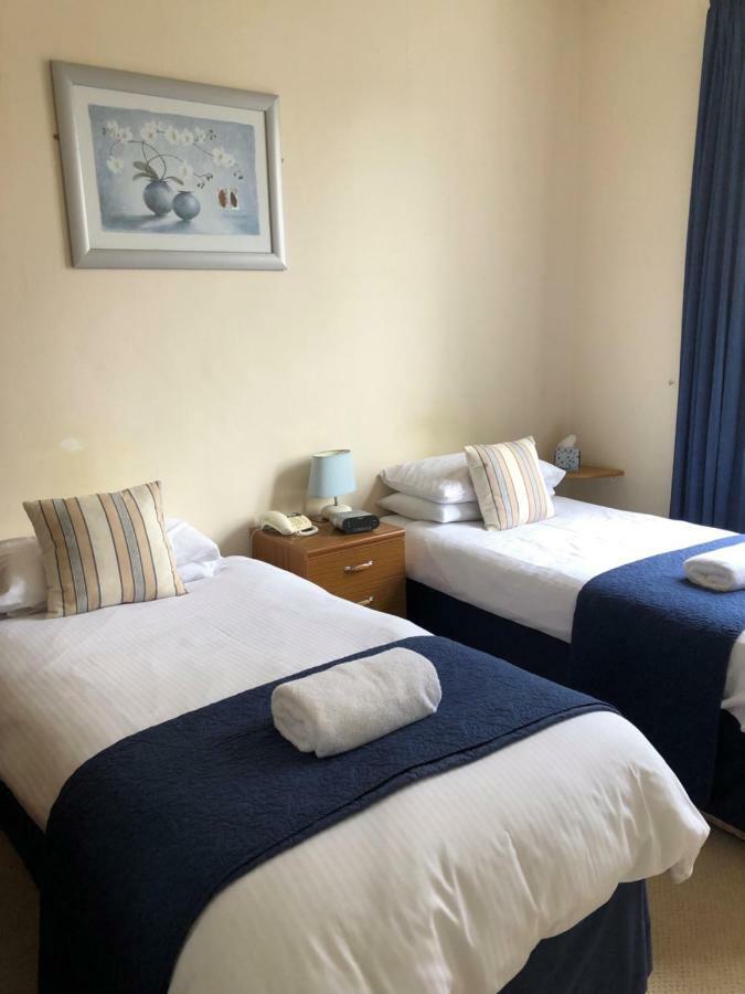 Green Tree Hotel Пийбълс Екстериор снимка